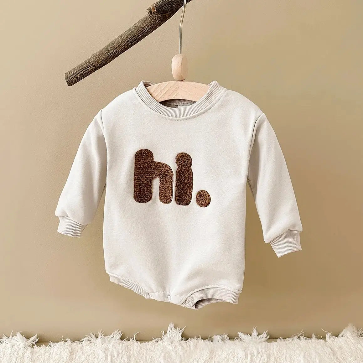 'hi.' Cute Long-Sleeved Onesie